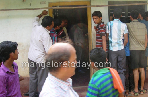 Prof. Narendra Nayak visit to the haunted house of Nettarakere, Bantwal